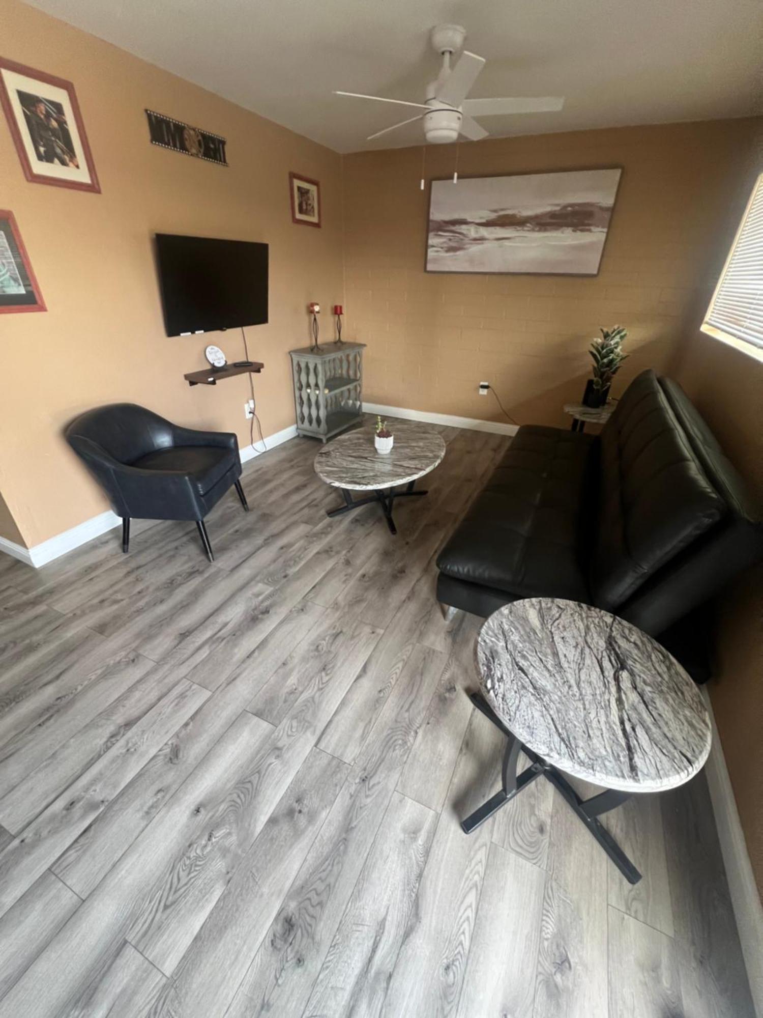 Appartement #2 Bedroom Cozy Suite, 1 Min Walk To The #